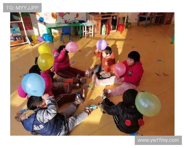 雨天幼儿园室内趣味游戏活动以桌子为中心开展欢乐互动